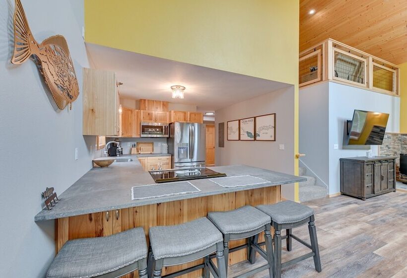 Soldotna Home W/ 2 Living Areas & Spacious Porch