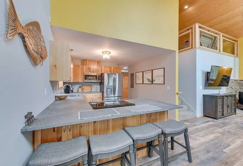 Soldotna Home W/ 2 Living Areas & Spacious Porch