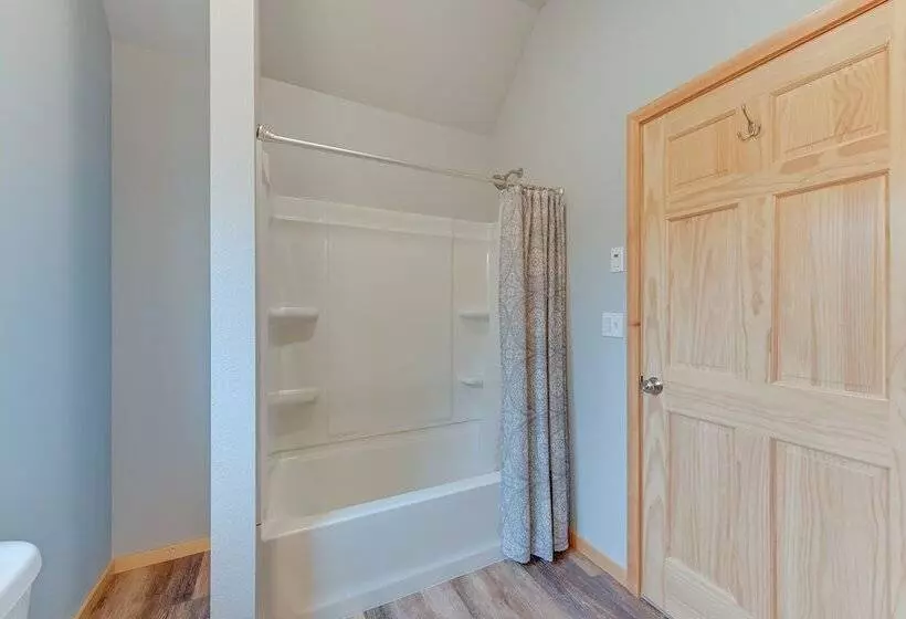 Soldotna Home W/ 2 Living Areas & Spacious Porch