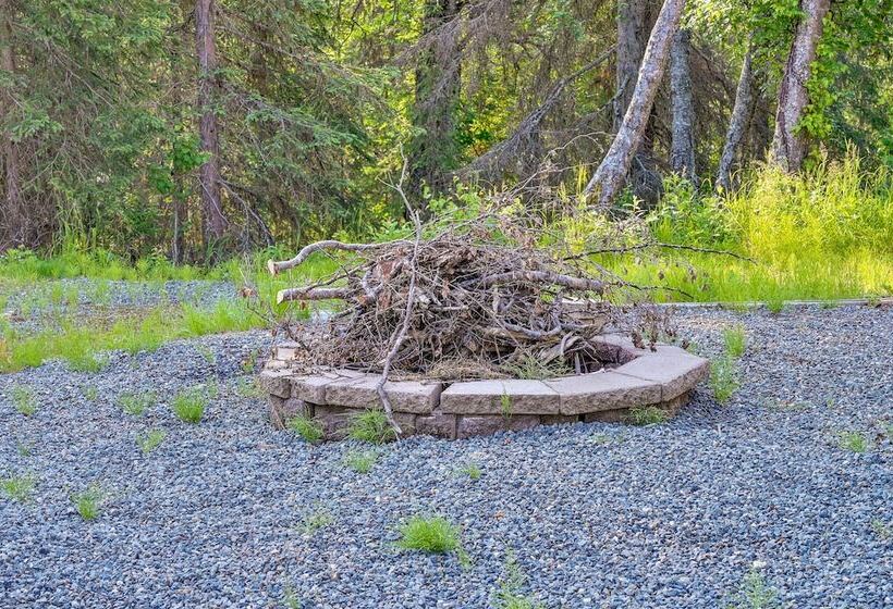 Soldotna Home W/ 2 Living Areas & Spacious Porch