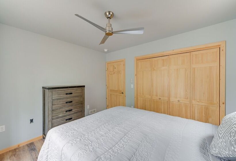 Soldotna Home W/ 2 Living Areas & Spacious Porch