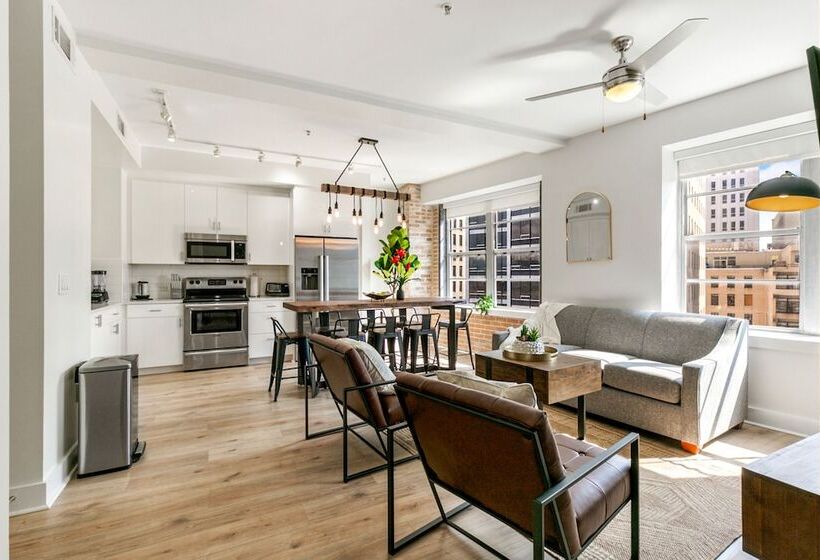 Spacious 4br Condo In New Orleans