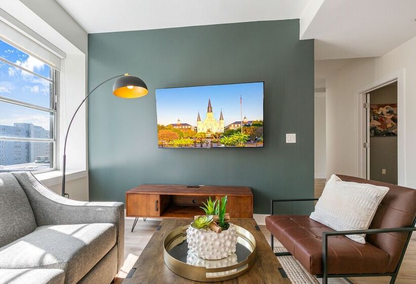 Spacious 4br Condo In New Orleans