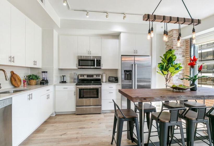 Spacious 4br Condo In New Orleans