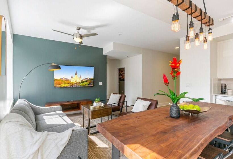 Spacious 4br Condo In New Orleans