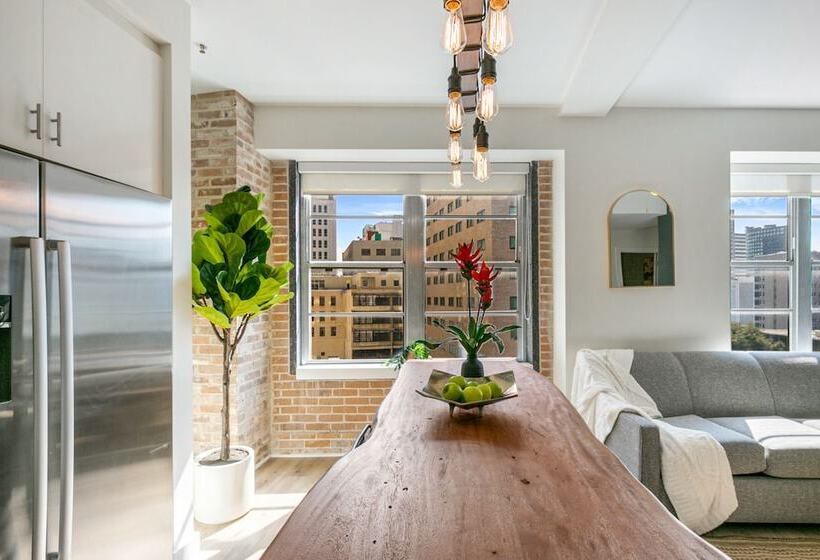 Spacious 4br Condo In New Orleans