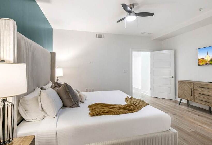 Spacious 4br Condo In New Orleans