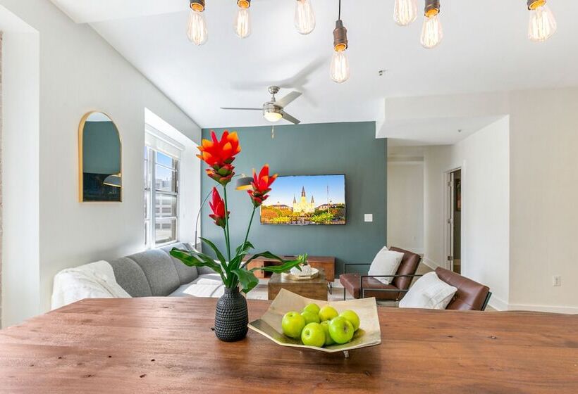 Spacious 4br Condo In New Orleans