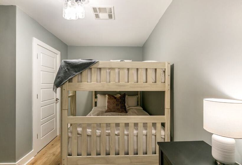 Spacious 4br Condo In New Orleans