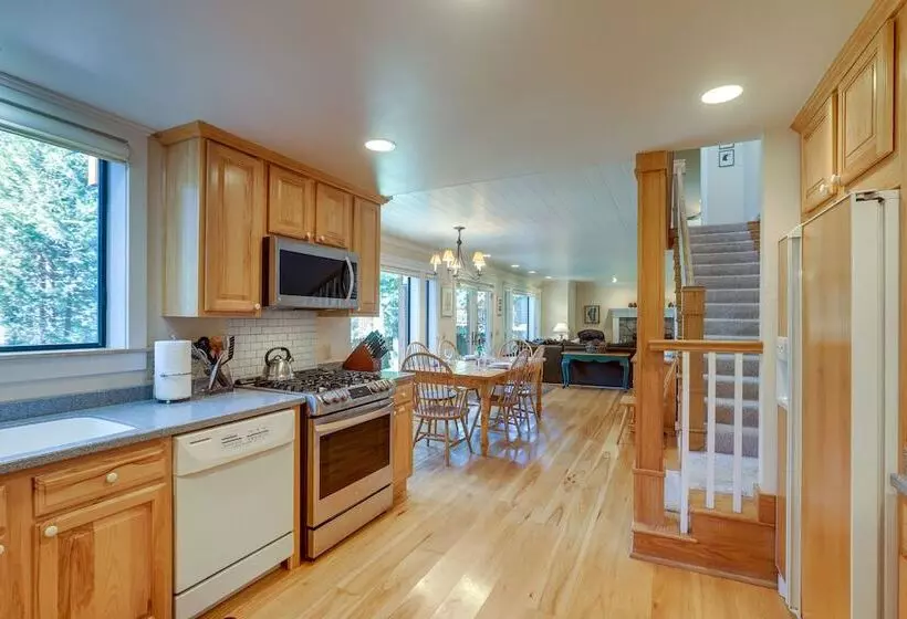 Spacious Tahoe City Retreat < 2 Mi To Lake Tahoe!