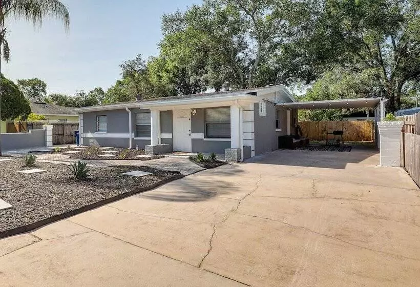 Tampa Home W/ Patio   1 Mi To Busch Gardens!