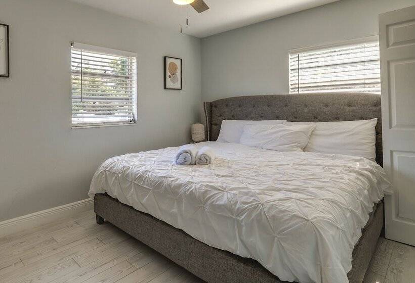 Tampa Home W/ Patio   1 Mi To Busch Gardens!