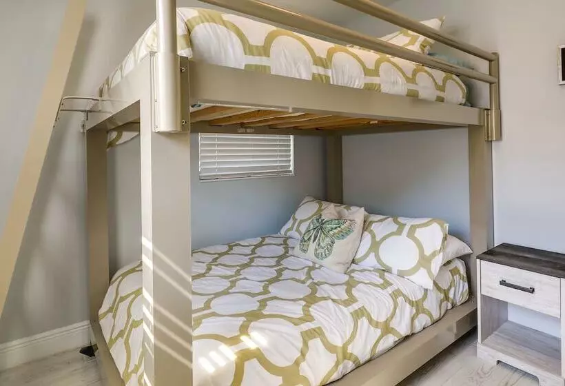 Tampa Home W/ Patio   1 Mi To Busch Gardens!