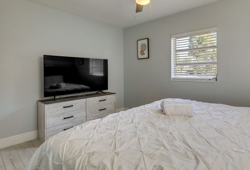 Tampa Home W/ Patio   1 Mi To Busch Gardens!