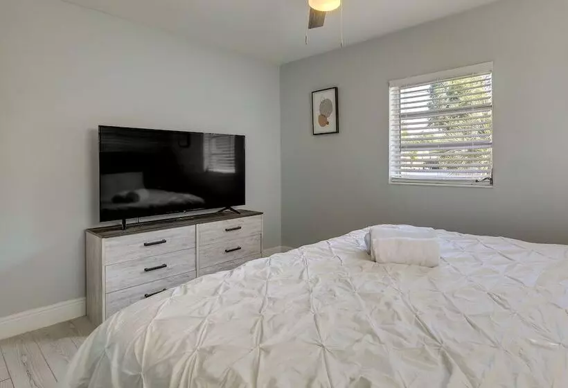 Tampa Home W/ Patio   1 Mi To Busch Gardens!