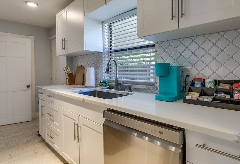 Tampa Home W/ Patio   1 Mi To Busch Gardens!