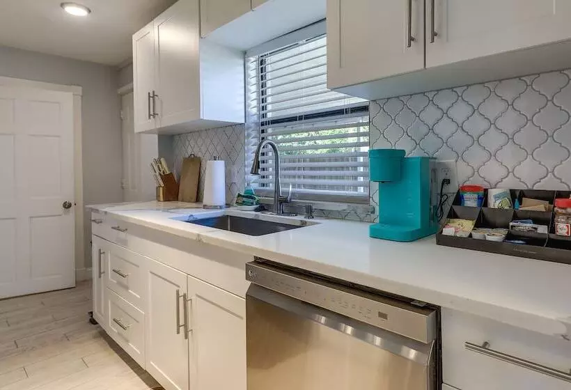 Tampa Home W/ Patio   1 Mi To Busch Gardens!