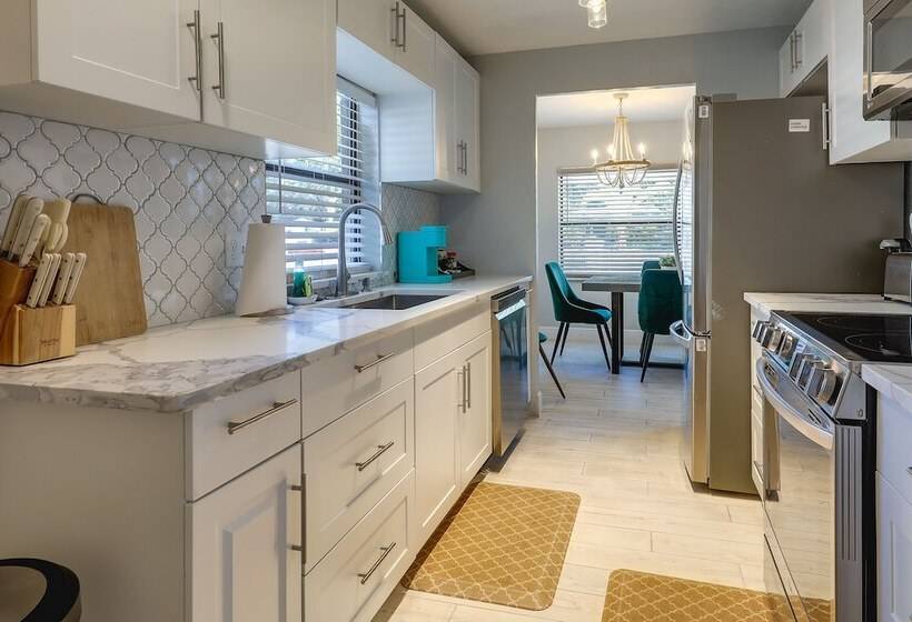 Tampa Home W/ Patio   1 Mi To Busch Gardens!