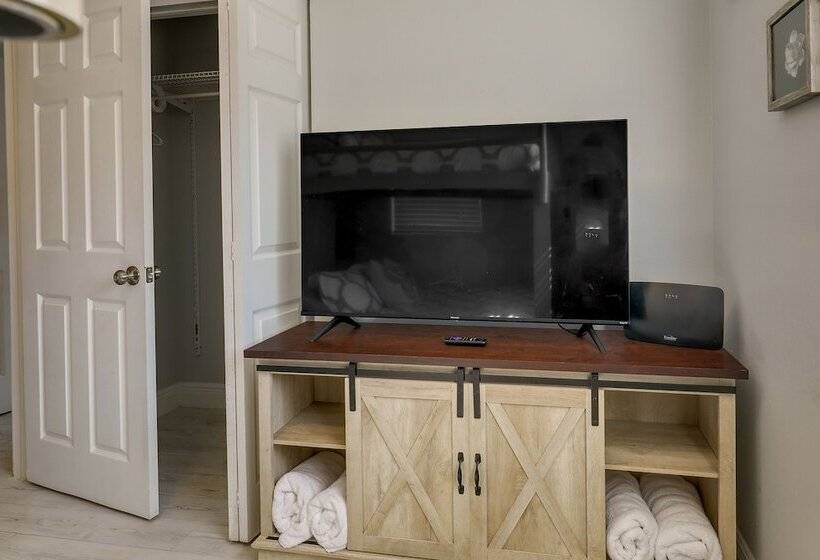 Tampa Home W/ Patio   1 Mi To Busch Gardens!