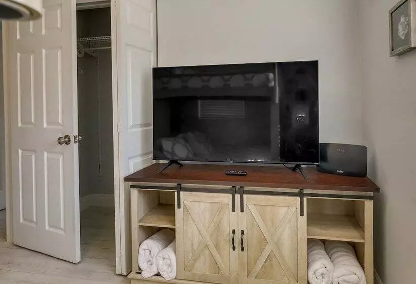 Tampa Home W/ Patio   1 Mi To Busch Gardens!