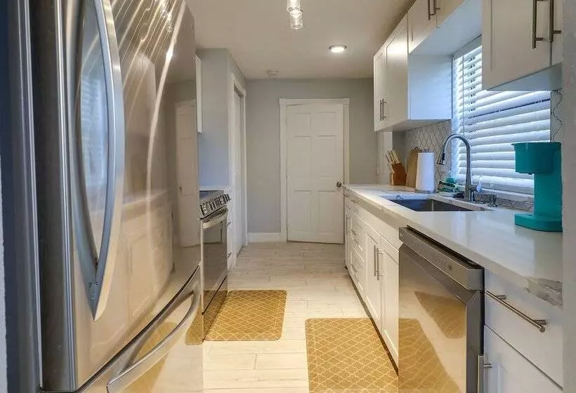 Tampa Home W/ Patio   1 Mi To Busch Gardens!