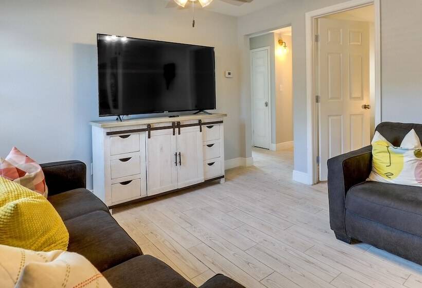 Tampa Home W/ Patio   1 Mi To Busch Gardens!