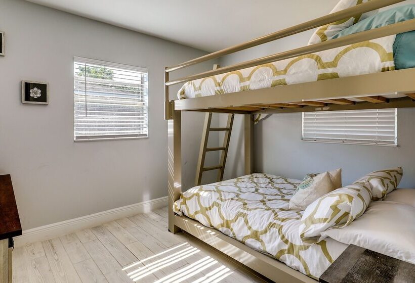 Tampa Home W/ Patio   1 Mi To Busch Gardens!