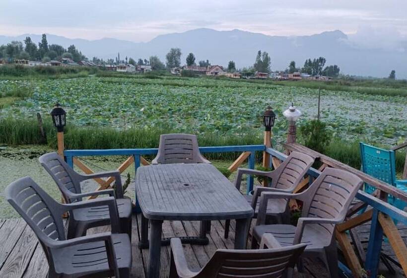 Hotel Golden Hopes Group Of Houseboats