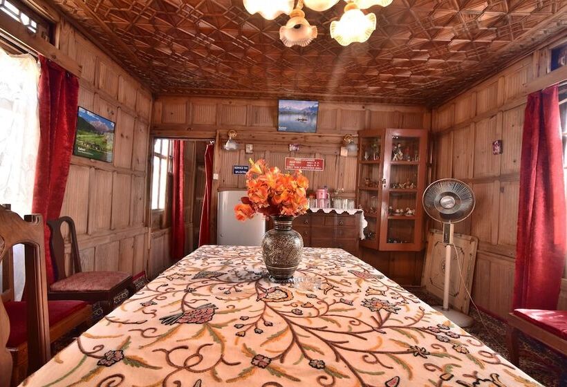 Hotel Golden Hopes Group Of Houseboats