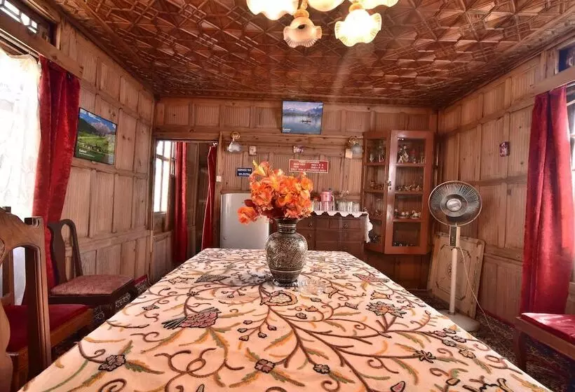 ホテル Golden Hopes Group Of Houseboats