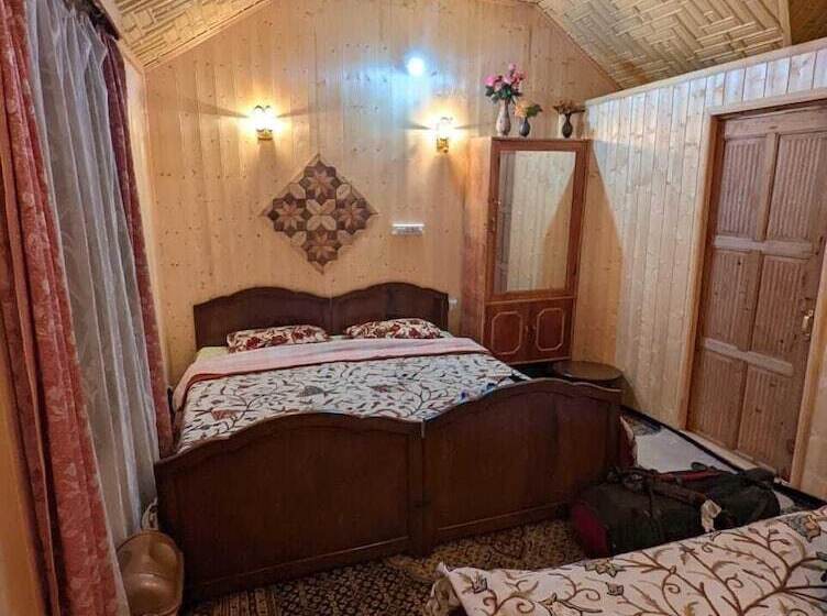 Hotel Golden Hopes Group Of Houseboats