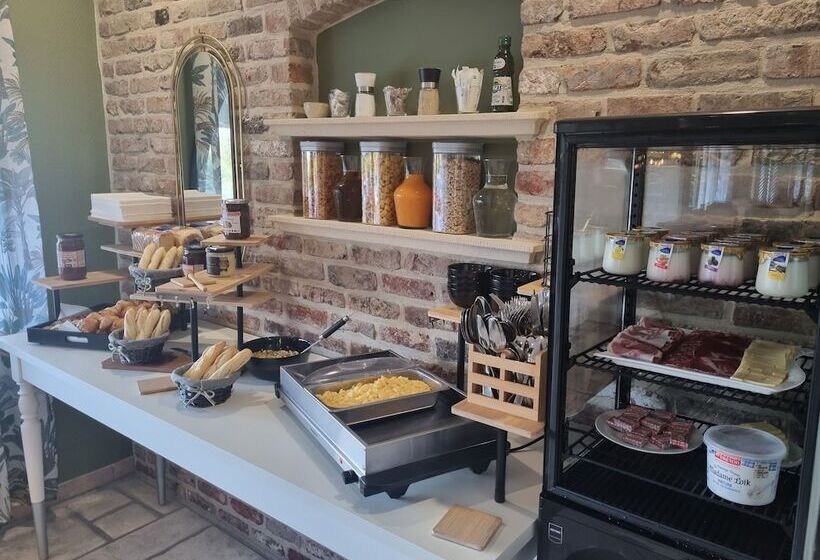 Отель Hôtel Le Prieuré