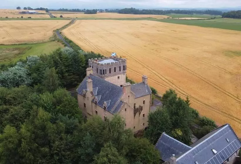 Residenssi The Tower At Plane Castle