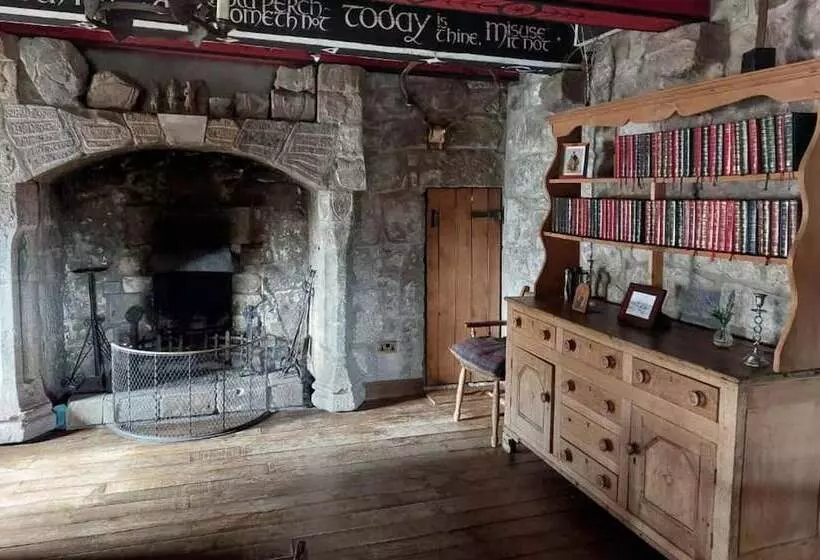 Residenssi The Tower At Plane Castle