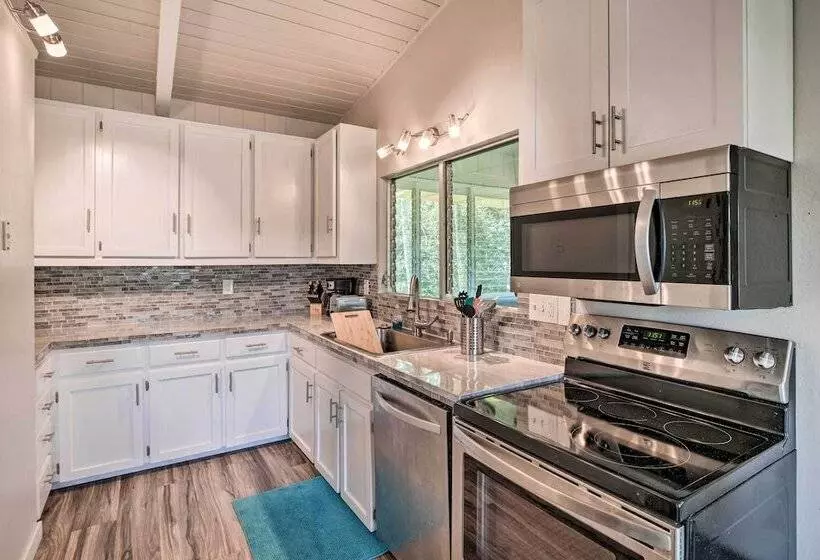 Sunny Pahoa Retreat: Snorkel, Hike & Shop!