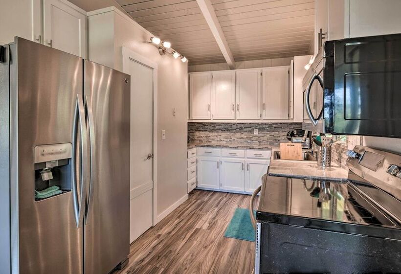 Sunny Pahoa Retreat: Snorkel, Hike & Shop!