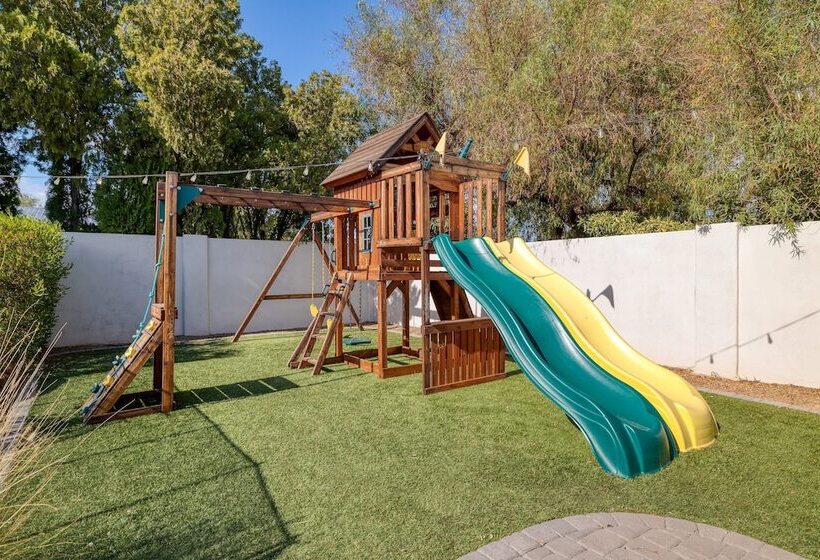 White Agate By Avantstay Pool + Playground