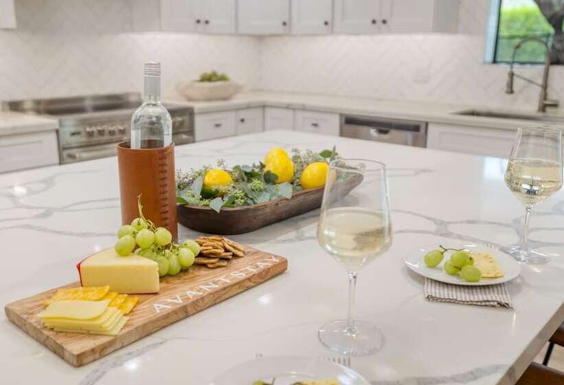 White Agate By Avantstay Pool + Playground