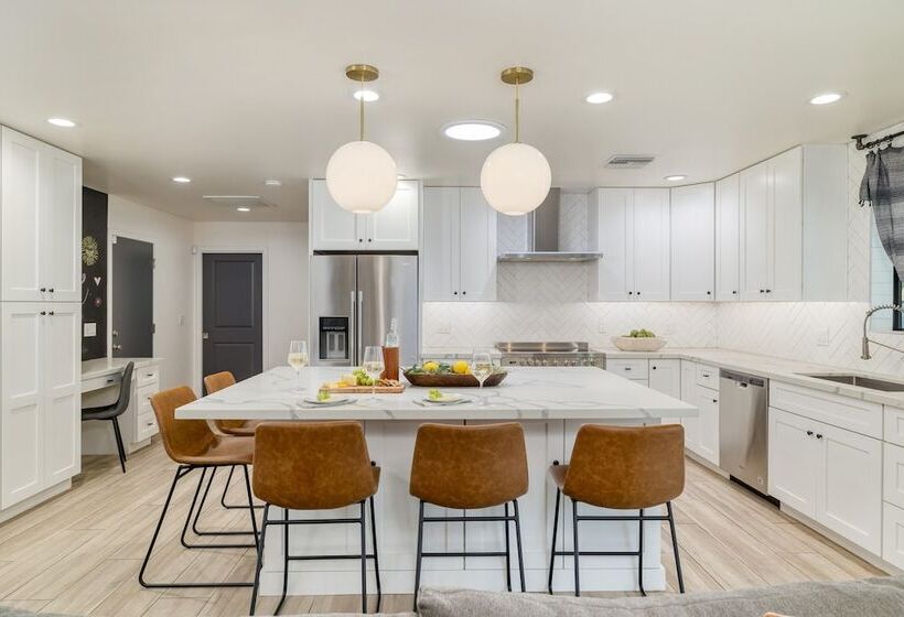 White Agate By Avantstay Pool + Playground