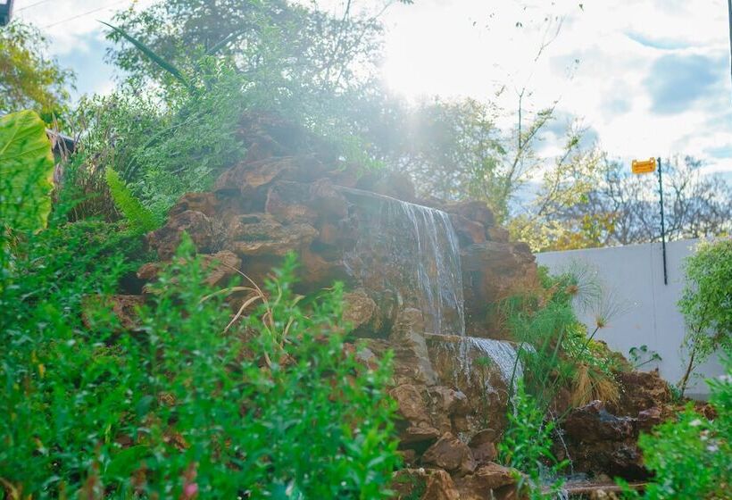 هتل Ezulwini Villa