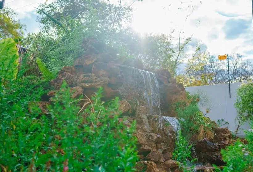 هتل Ezulwini Villa