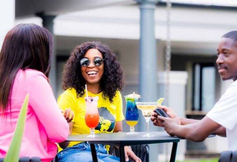 هتل Ezulwini Villa