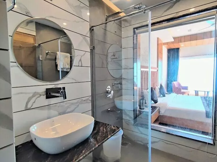 Luxury Inn By Stotrak Hotels