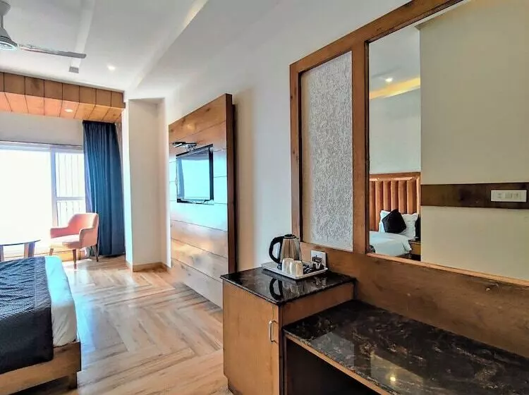 Luxury Inn By Stotrak Hotels