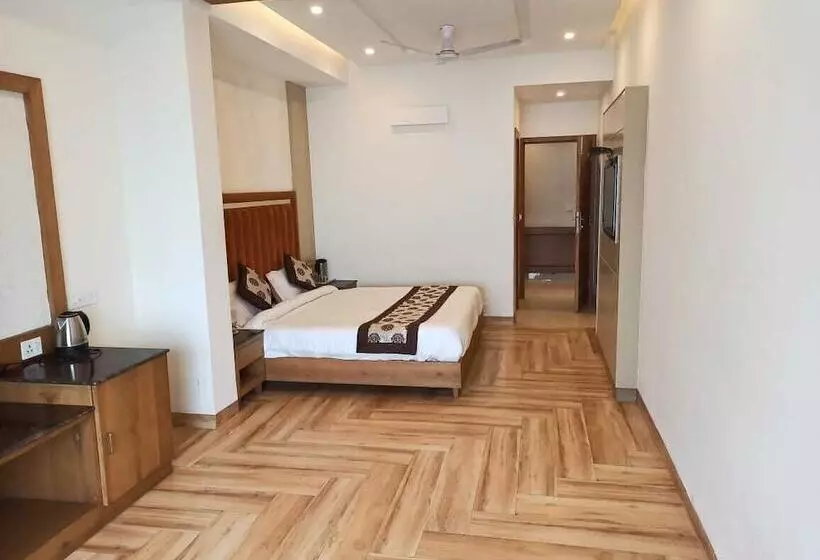 Luxury Inn By Stotrak Hotels