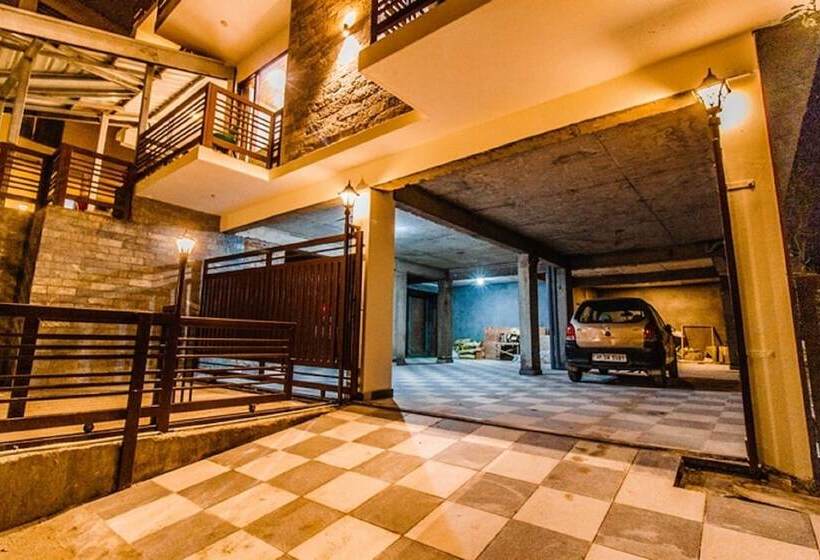 호텔 Misty Mountains Manali