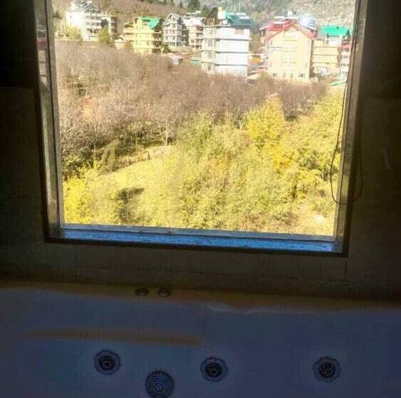 호텔 Misty Mountains Manali