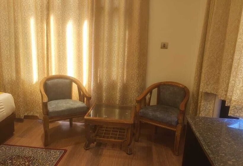 호텔 Misty Mountains Manali