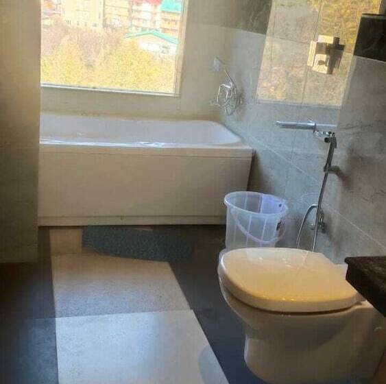 호텔 Misty Mountains Manali