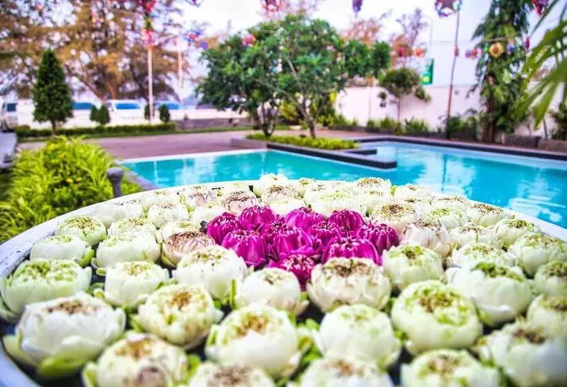 Hotelli Naiya Sea Resort